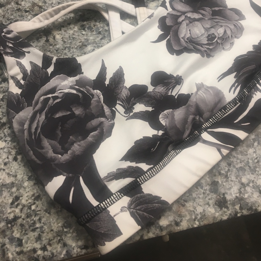 Size 4 Lululemon sports bra like new